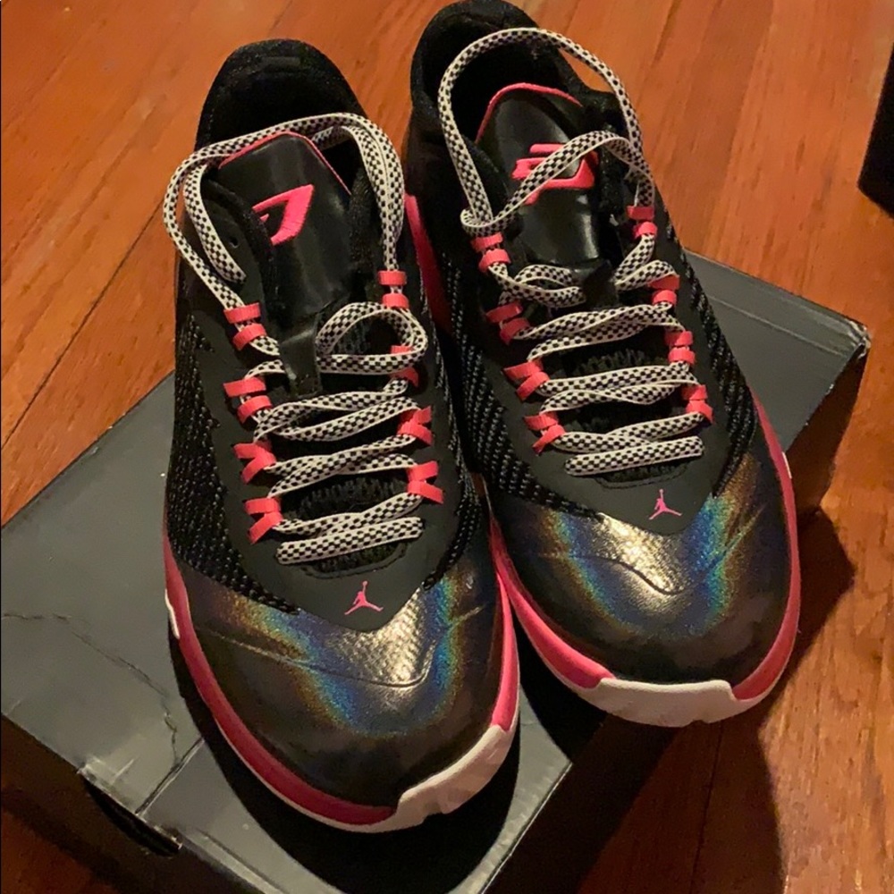 Size 7 pink and black Jordan’s